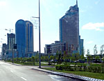 rechts:Der Transport Tower ist Sitz zweier kasachischer Ministerien
